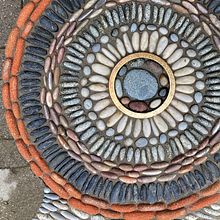 In progress: Threshold pebble mosaic for The Ruins Project, Pennsylvania USA. Een project van Multimedia van Kathleen Doody - 26.01.2021