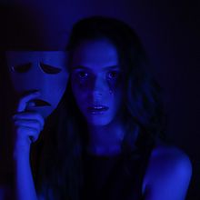 Melodrama (Una serie de Thedragonflygirl). Self-Portrait Photograph, Photograph, Fine-Art Photograph & Interior Photograph project by alcaprottir - 01.28.2021