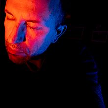 Selfie with gels and a low key light. Un progetto di Fotografia in studio di Mike Ambach - 03.02.2021