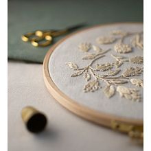 Monochrome study: Ivory with a free DMC pattern. Un progetto di Artigianato e Ricamo di Nene - 15.12.2020