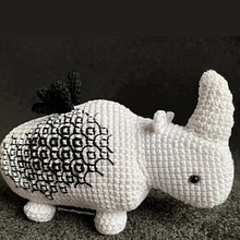 Proyecto Final-Rino Blackwork. Crochet, Arts, Crafts, To, Design, Fiber Arts, DIY, Amigurumi, and Textile Design project by Teresa - 02.07.2021