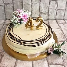 Pastel sencillo con buttercream y flores naturales  Ein Projekt aus dem Bereich  von anna - 10.02.2021