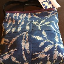 My project in Cyanotype: Printing with Light course:shoulder bag with cyanotype fabric. Un progetto di Stampa di Tina Moore - 11.02.2021