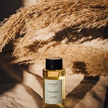 Rowse - Belleza y sostenibilidad. Así es esta marca de cosmética que centra sus productos en el contacto directo con la naturaleza.   Aromas, texturas y un propósito común: hacer de tu cuerpo un templo.  Ein Projekt aus dem Bereich Fotografische Komposition, Kunstleitung, Fotografie, Artistische Fotografie und Produktfotografie von BaconStudio - 19.05.2020