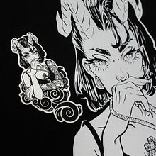 “Doubts” Illustration and application on stickers & shirt. Un proyecto de Ilustración tradicional y Serigrafía de Ksenia - 01.12.2020