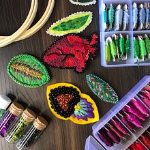 Prendedor hoja de monstera. Un proyecto de Bordado de Claudia Muñoz Matamala - 25.02.2021
