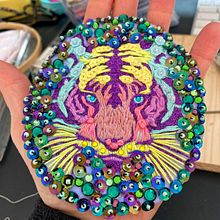 My project in Fashion Design - Painting and Embroidering Garments course - Tiger patch on tulle: creative embroidery, glitter insert and Swarovski Crystals. Un proyecto de Bordado y Artesanía de Erika Reggidori - 26.02.2021