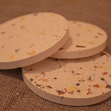 Jesmonite terrazzo coasters. Un projet de Création d'accessoires de Giulia Cecchetti - 28.02.2021