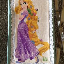 Rapunzel y Bella en punto cruz :D. Un proyecto de Bordado de Isabel Margarita - 02.03.2021
