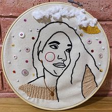 Mi Proyecto del curso: Retrato lineal bordado. Un progetto di Architettura, Architettura d'interni, Artigianato e Ricamo di Andreina Crguez - 03.03.2021