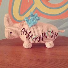 Rinoceronte alado con bordado botánico. Proyecto final. Un progetto di Uncinetto, Artigianato, Design di giocattoli, Fiber Art, DIY, Amigurumi e Textile Design di Gabi Schroeter - 13.03.2021