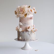 Botanically inspired cake design - Marbled Textures & Sugar Flowers. Design, Arts, Crafts, Sculpture, Floral, and Plant Design project by Cynthia Irani - 03.09.2021