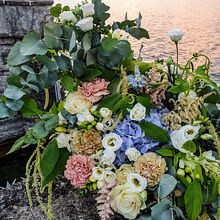 Floral arrangements and bouquet for a wedding-styled photoshoot. Decoration, Design, and Events project by Elena Claudia Vasile - 03.10.2021