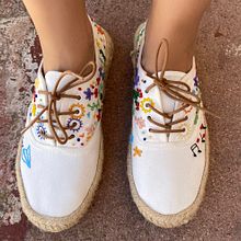 Zapatillas bordadas. Un proyecto de Bordado y Costura de Bea Olmos - 10.03.2021