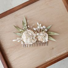 Peineta "Claveles". Design, Accessor, Design, Jewelr, Design, Fashion Design, and Product Design project by Vero Huerta Cuellar - 03.12.2021