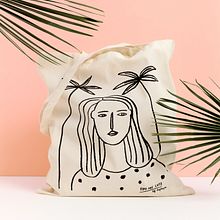 Bolsos "Girls just wanna have fun!". Een project van Ontwerp van accessoires, Zeefdruk, Productfotografie y Traditionele illustratie van Depeapa - 15.03.2021