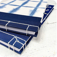 Handmade notebook with tie-dyed shibori paper. Un progetto di Rilegatura e Papercraft di Ioana Golzke - 24.11.2018