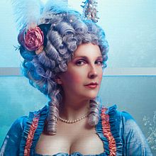 Marie Antoinette. Un proyecto de Composición fotográfica, Fotografía, Fotografía artística, Fotografía de estudio, Fotografía de moda, Fotografía de producto, Fotografía de retrato, Fotografía digital, Fotografía en interiores, Fotografía publicitaria, Fotomontaje, Iluminación fotográfica y Retoque fotográfico de Alexandra Martín García | ArtDrómeda - 24.02.2021
