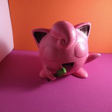 Jigglypuff y Kirara. Sesión de fotos de mis impresiones en 3D. Realizado con celular sin aplicar Photoshop ya que no he podido acceder la programa. . 3D, Photograph, and Mobile Photograph project by Victoria López - 03.23.2021