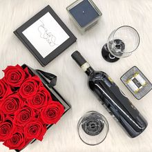 Luxury infinity roses for Instagram. Content Marketing, Mobile Photograph, Studio Photograph, Lifest, le Photograph, Instagram Photograph, Instagram, Digital Marketing, Instagram Marketing, and Social Media project by María Laura Carrión - 03.20.2021