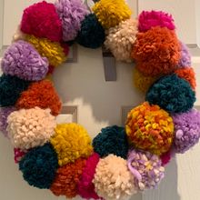 Pom Pom Wreath. Un progetto di Artigianato di Penny Martin - 24.03.2021