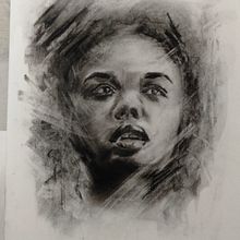 Mi Proyecto del curso: Retrato artístico al carboncillo: creando atmósferas. Un proyecto de Dibujo de Retrato de Mónica Patricia Clavijo Zárate - 25.03.2021