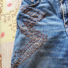 My project in Embroidery: Jeans Repair. . Een project van Borduurwerk, Naaiwerk, Upc y cling van Elisa Uliana - 26.03.2021