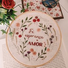 Bastidor floral bordado: Fé, Esperança e Amor. Un proyecto de Bordado de Melissa Ladeia Schiewaldt - 05.04.2021