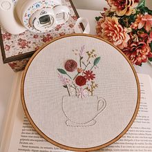 Bordado Floral - criação própria. Un proyecto de Bordado de Melissa Ladeia Schiewaldt - 05.04.2021