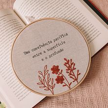Bastidor floral bordado: "Convivência pacífica". Un proyecto de Bordado de Melissa Ladeia Schiewaldt - 05.04.2021