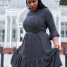 Simple Black Dress. Een project van Naaiwerk van Juliet Uzor - 07.04.2021