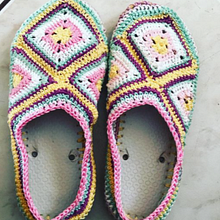 Chinelos- Upcycling com crochê. Projekt z dziedziny Sz, dełkowanie, Projektowanie mod,  Tkactwo, DIY, Upc i cling użytkownika Julia Azevedo Valim de Lira - 01.04.2021