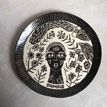 Plato modelado a mano, engobado y esgrafiado. Un progetto di Ceramica e Illustrazione tradizionale di Dominique Raed - 08.04.2021