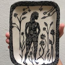 Bandeja modelada a mano, engobada y esgrafiada.. Un progetto di Ceramica e Illustrazione tradizionale di Dominique Raed - 08.04.2021