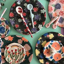Platos, cucharas y pipas hechas e ilustradas a mano.. Un progetto di Ceramica e Illustrazione tradizionale di Dominique Raed - 08.04.2021
