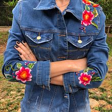 Jaqueta jeans . Un projet de Broderie de Jéssica Turcatto - 09.04.2021