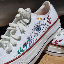 Novo projeto: Tênis olho grego. Un projet de Photographie publicitaire , et Broderie de Mariana Buen - 11.04.2021