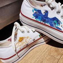 Novo projeto: Tênis arara azul. Un projet de Broderie , et Photographie smartphone de Mariana Buen - 11.04.2021