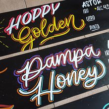 Lettering para carteles cerveceros. Un proyecto de Br, ing e Identidad, Diseño de carteles, H, lettering, Ilustración tradicional y Lettering de Emilia Emme - 11.04.2021