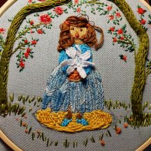 Mi Proyecto del curso: Introducción al bordado en relieve :.."NIÑA EN EL UMBRAL". Un proyecto de Bordado de Angelika Villalta Soto - 11.04.2021