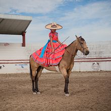 Sesión fotográfica a joven escaramuza. Portrait Photograph project by Luis Ortega - 02.07.2016