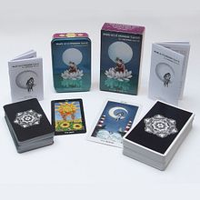 Sun and Moon Tarot Published in 2010 and the pocket version in 2017 by US Games Systems inc.. Projekt z dziedziny Trad, c, jna ilustracja, Malarstwo akr, lowe i Projektowanie gier użytkownika Mari Posa - 30.05.2010