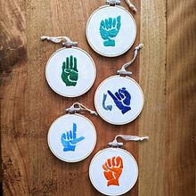American Sign Language Embroidery. Un proyecto de Bordado de Ainsley Boyd - 17.12.2020