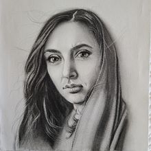 Girl in shawl. Artistic Drawing, Drawing, Pencil Drawing, Portrait Drawing, Realistic Drawing, and Sketching project by Dulce Vanasse - 04.17.2021