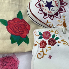 Novo projeto tênis bordado com ecobag pintada a mão. Un projet de Broderie, Dessin au cra, on , et Peinture de Mariana Buen - 18.04.2021