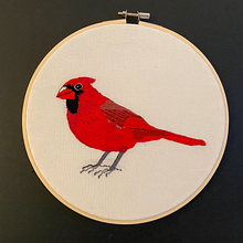 Thread painted cardinal. Un progetto di Ricamo di Ama Warnock - 19.04.2021