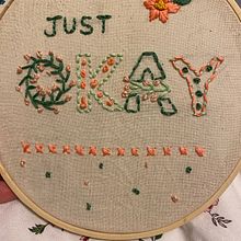 "Just Okay" Embroidery. Een project van Borduurwerk van Stephanie Redmond - 10.12.2020