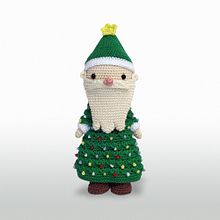 Santa in An Xmas Tree Costume. Un proyecto de Artesanía, Crochet, DIY y Diseño de juguetes de Ozlem Yildiz Teke - 02.12.2020