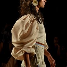 Desfile Alexandra Bueno + VATTEA . Arts, Crafts, Embroider, Sewing, Jewelr, Design, and Fashion Design project by VATTEA - 04.24.2021