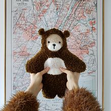 Muñeco Oso. Arts, Crafts, Embroider, and Character Design project by Carolina Bello - 06.02.2019
